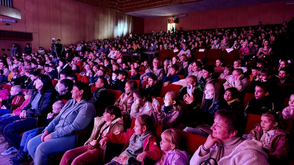 Юные зрители Антрацита увидели сказку про Емелю от Ставропольского театра кукол