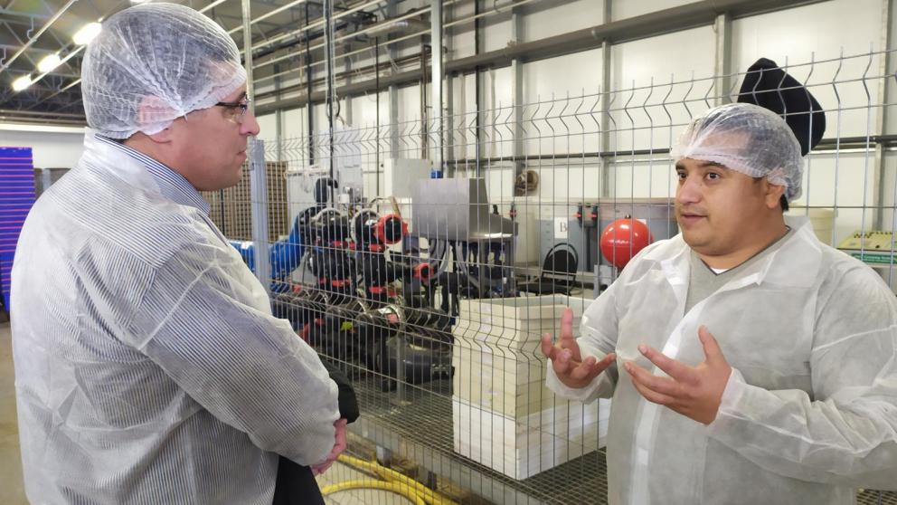 На Ставрополье агроном из Эквадора выращивает тепличные томаты