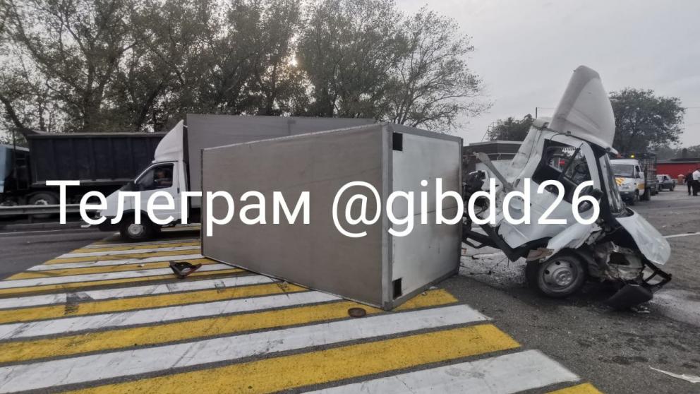 Грузовик загорелся и врезался в светофор в Невинномысске