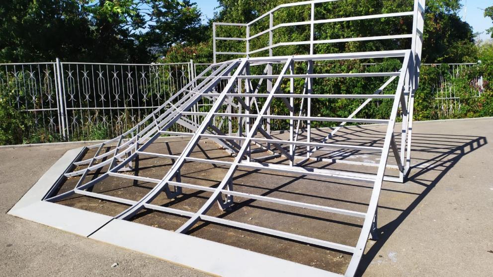 В железноводском парке Говорухина восстанавливают разрушенный роллердром