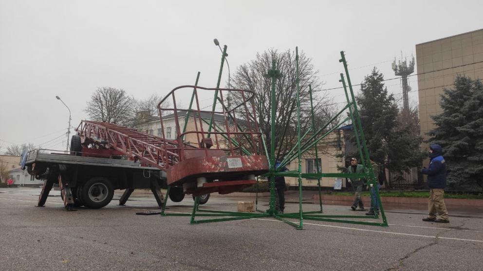 В Будённовске приступили к установке главной новогодней ёлки