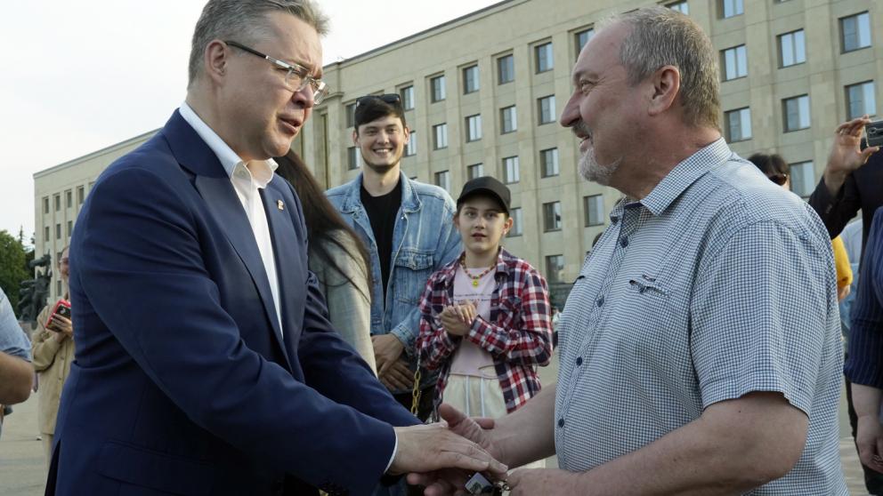 Губернатор вручил ключи от двух автобусов ансамблю «Ставрополье»