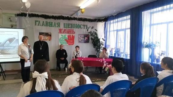 В селе Куршава священник провел тематическую встречу со старшеклассниками