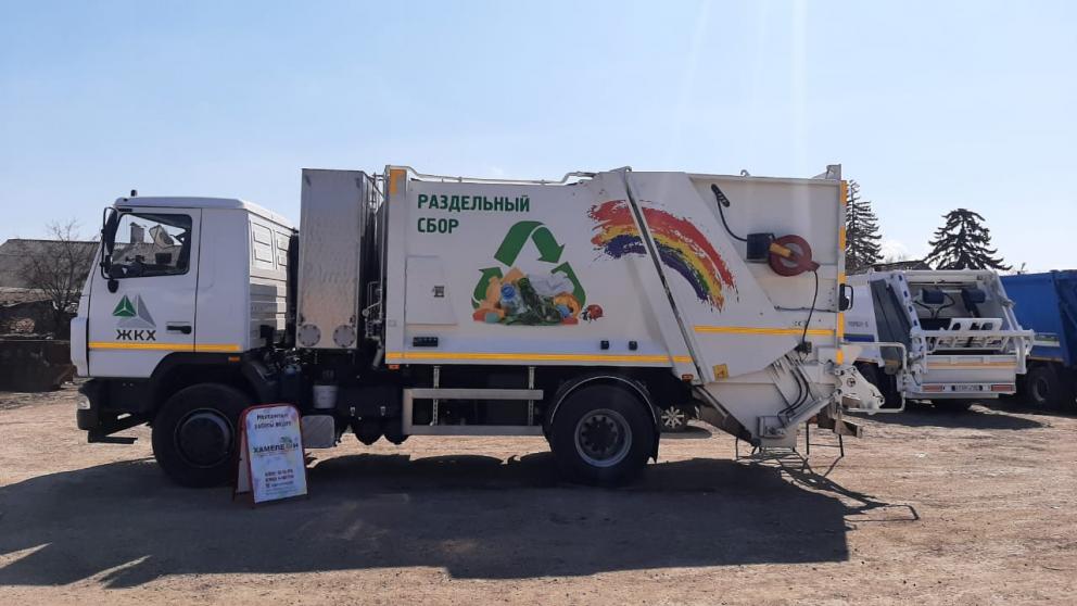 Мусор в городах Кавминвод собирают уникальные мусоровозы «Радуга»