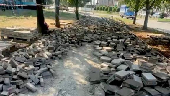 В Невинномысске устраняют просадки тротуарной плитки