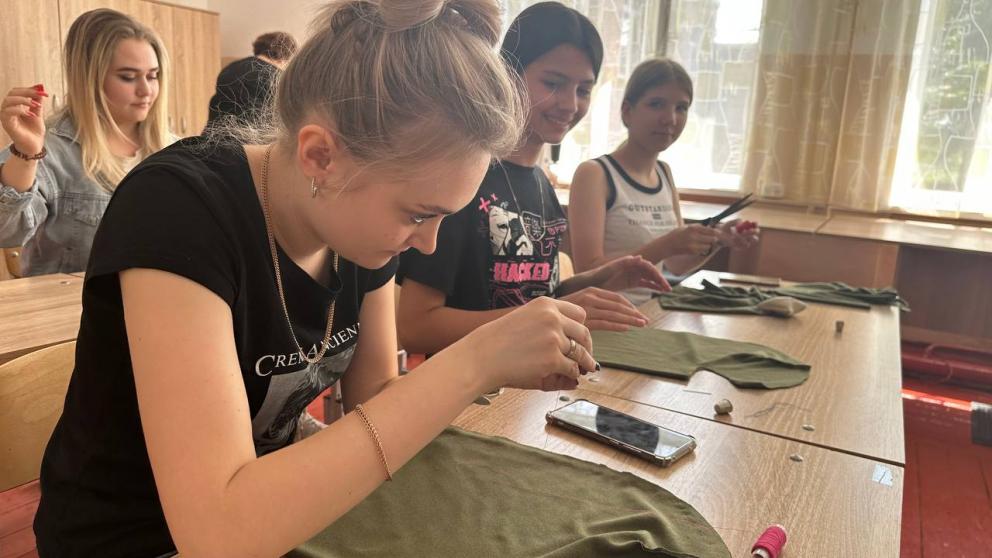 Волонтеры Предгорного округа Ставрополья шьют амуницию для бойцов СВО