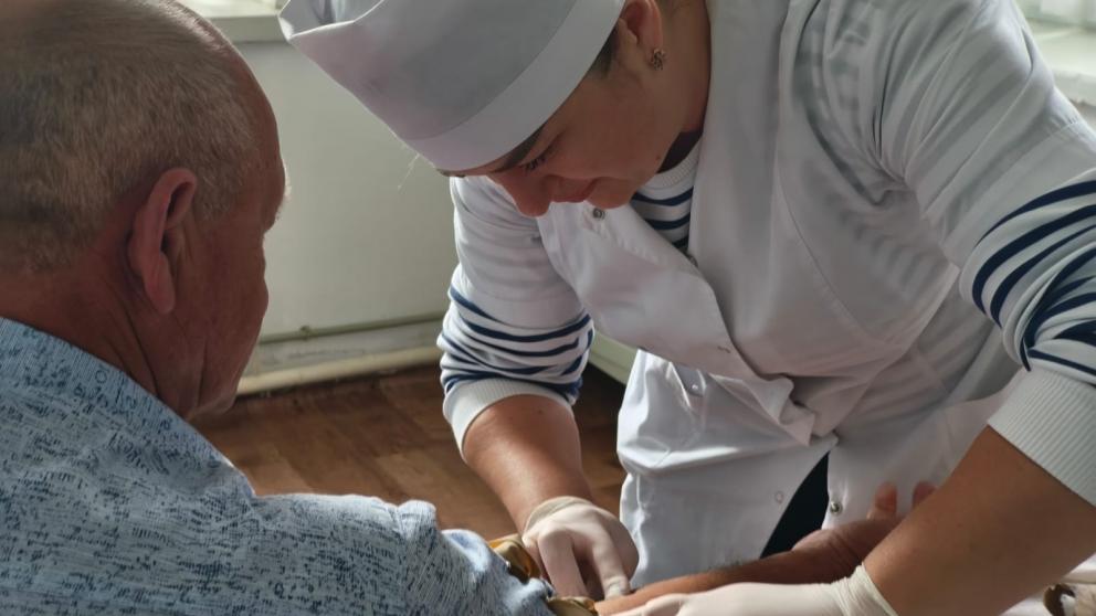 Мобильная бригада пятигорской поликлиники вакцинирует жителей села