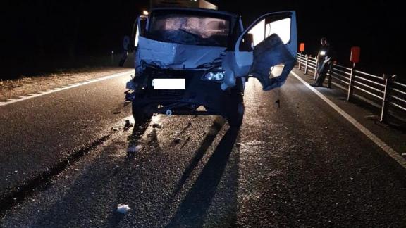 На Ставрополье на трассе столкнулись эвакуатор и грузовик