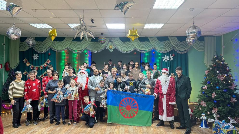 Культурный центр цыган порадовал ставропольских детей подарками