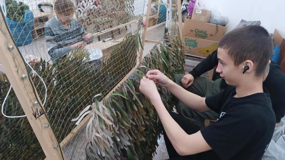 На Ставрополье ученики казачьего конвоя изготавливают маскировочные сети