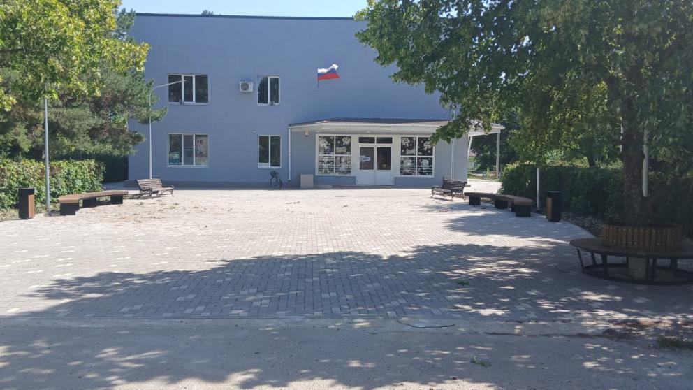 В селе Надзорном на Ставрополье благоустроили территорию возле сельского ДК