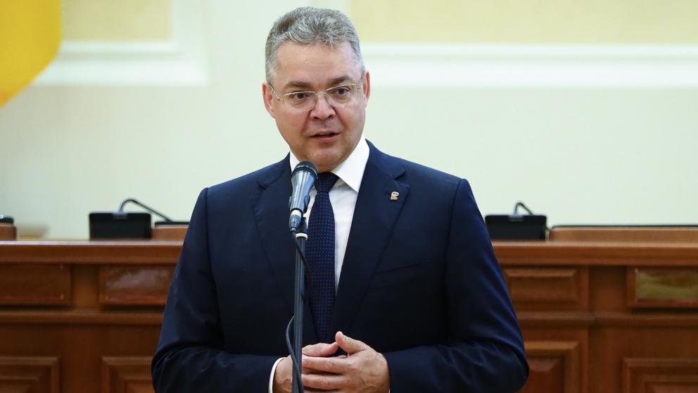 Владимир Владимиров вручил медикам государственные и краевые награды