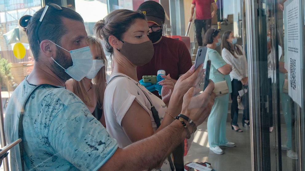 QR-код или барьер перед инфекцией: как организован пропускной режим в заведениях Ставрополья