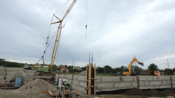 Современную школу на 440 мест строят в ставропольском селе Кочубеевском