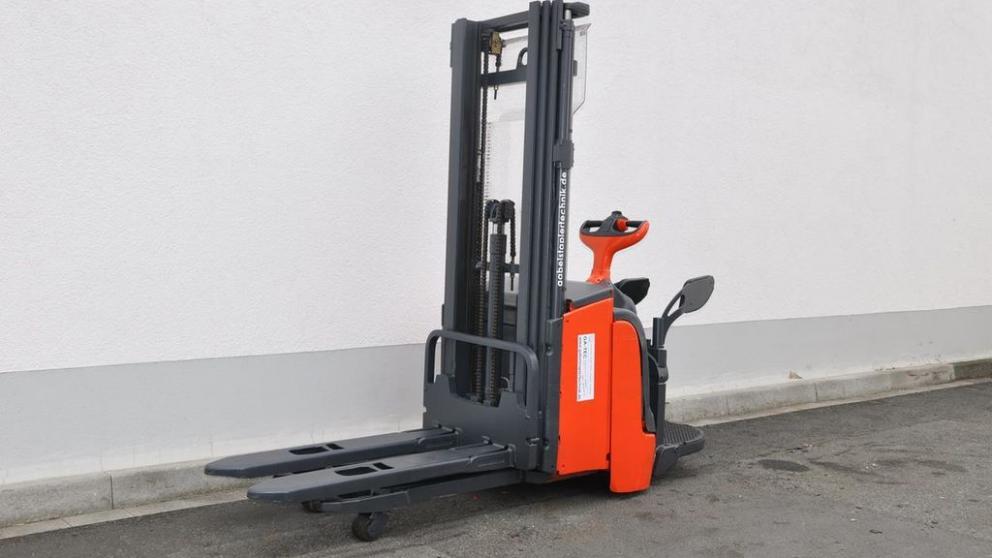 Что такое электроштабелер для склада и как его выбрать