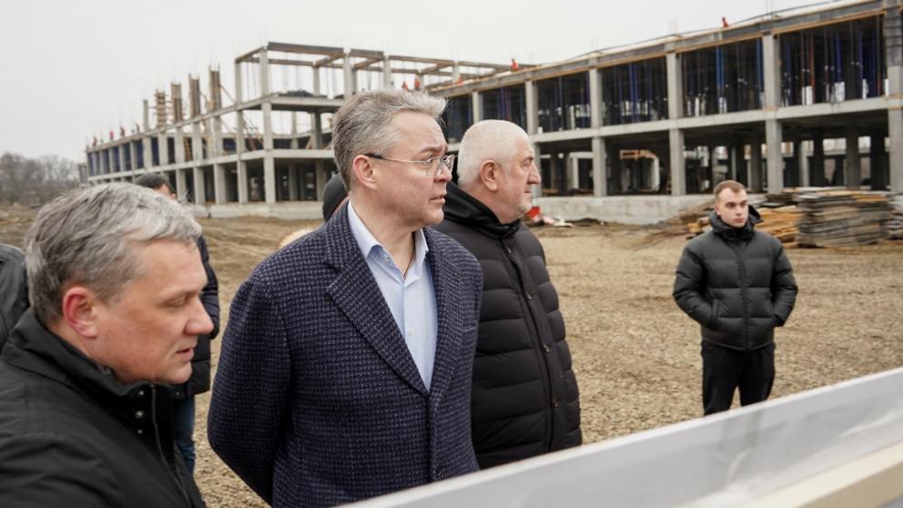Губернатор Владимиров ознакомился с ходом строительства школы и новым бассейном в Пятигорске