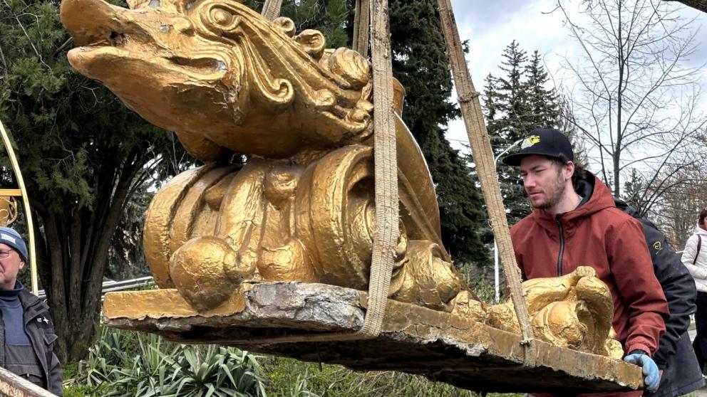 В Ставрополе продолжаются ремонтно-реставрационные работы декоративной стенки «Дельфины»