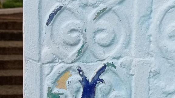 В Железноводске на воротах Дворца эмира Бухарского обнаружили старинную глазурь