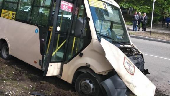 В Кисловодске в ДТП попала маршрутка: 6 человек пострадали