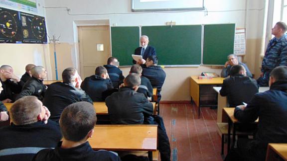 В колонии для осужденных провели занятие, посвященное Дню Конституции РФ