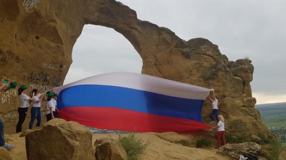 В Железноводске огромный триколор подняли на главные вершины Кавминвод