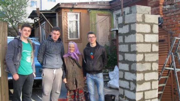 Активисты студотрядов СтГАУ помогают ветеранам