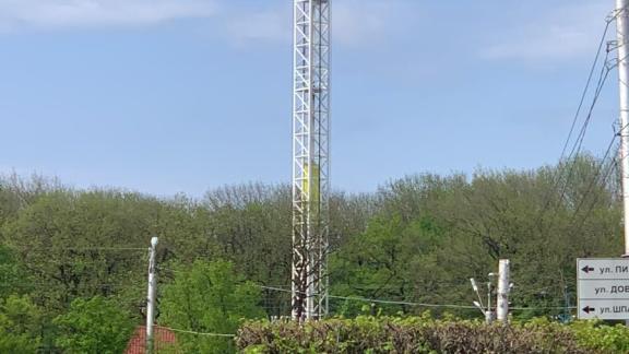 В Ставрополе на вершине самого высокого аттракциона разместили стяг Красного знамени