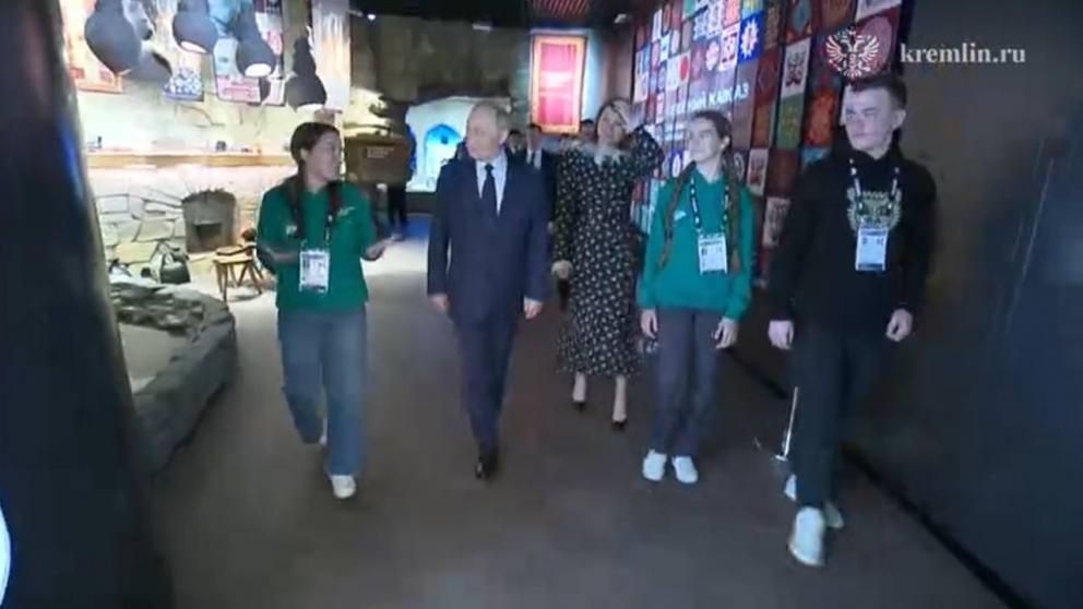 Ставропольчанка провела экскурсию для Президента РФ по экспозиции «Путешествие по России»