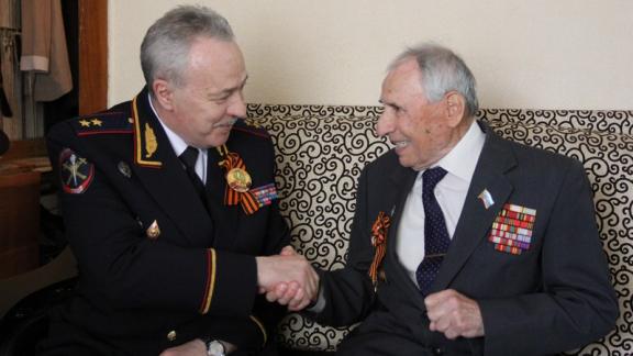 В Ставрополе ветерана Виктора Глушкова поздравил руководитель краевой полиции Александр Олдак