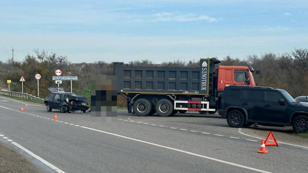 Попытка обогнать грузовик на трассе привела к травмам молодого водителя