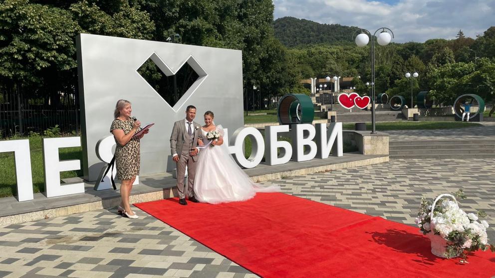 Очередная пара выбрала местом регистрации брака Аллею любви в Железноводске