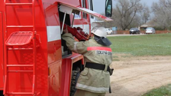 Горящий трактор с сеном оставил без света полсела и едва не спалил улицу в Георгиевском районе