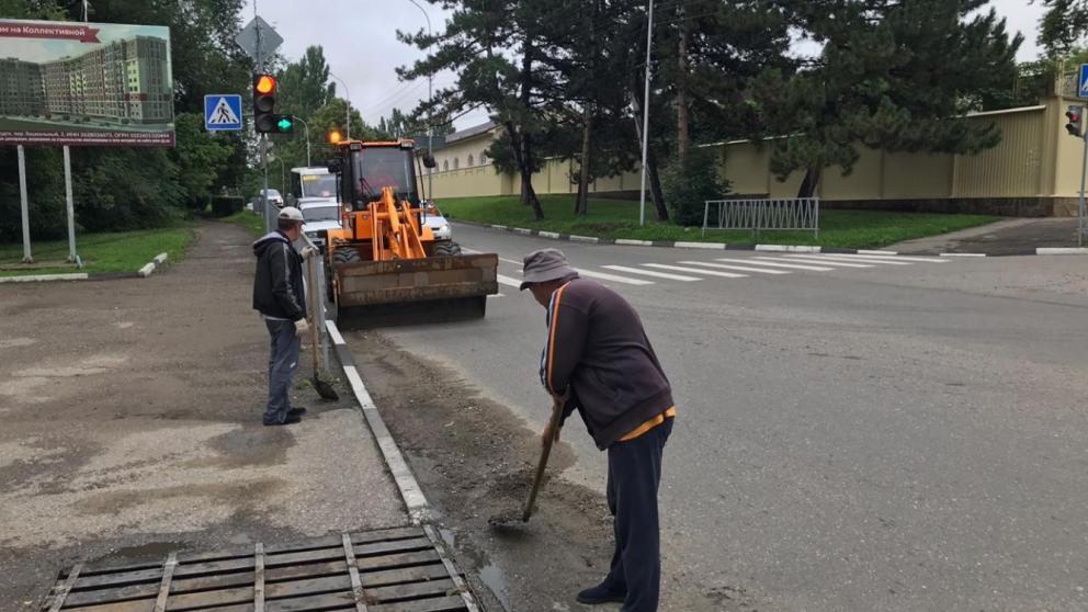 Шесть тонн грязи вывезла спецтехника после ливня в Кисловодске