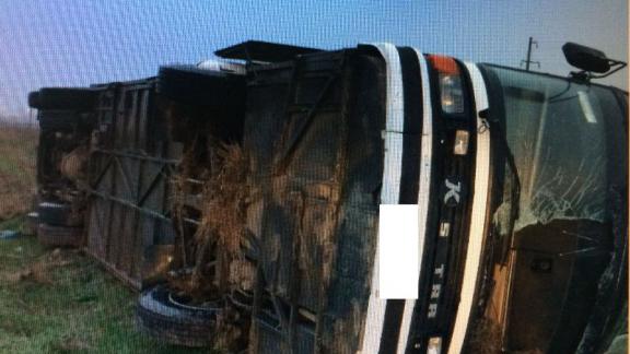 Автобус с 18 пассажирами перевернулся на Ставрополье, один человек погиб