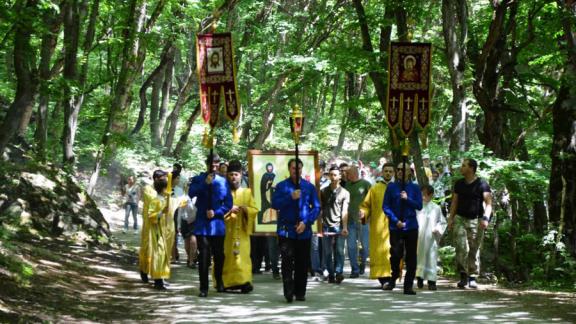 К молодежному крестному ходу в Пятигорске присоединились больше 500 человек