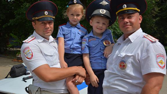 С профессиональным праздником инспекторов ГИБДД поздравляют их дети