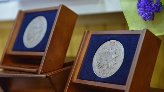 Более 200 человек награждены в краевом правительстве за развитие молодежной политики