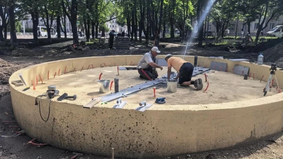 В Ставрополе приступили к облицовке фонтана в сквере возле лицея