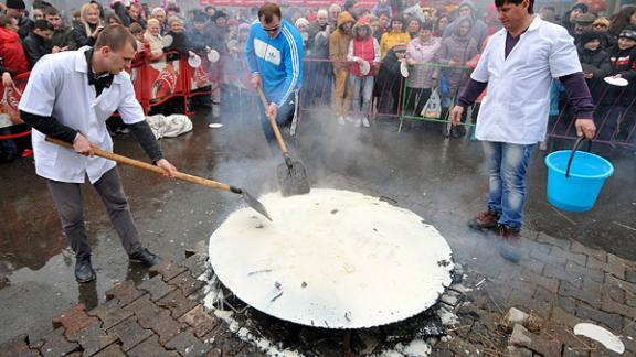 Масленица в Ставрополе: гигантский блин, сжигание чучела и народные гулянья