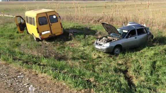 Маршрутка с пассажирами столкнулась с «Приорой» в Буденновском районе, есть пострадавшие
