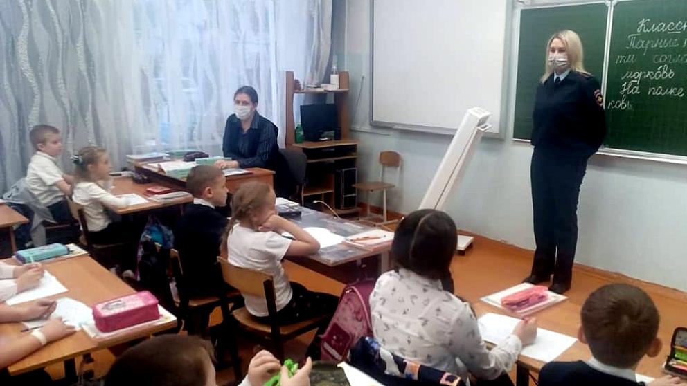 В Невинномысске автоинспекторы проводят встречи со школьниками