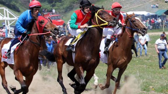 В Карачаево-Черкесии состоялись скачки в честь 70-летия Победы