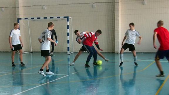 Предновогодние соревнования по мини-футболу провели в селе Александровском