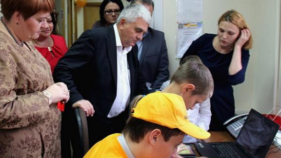 Особенным детям Невинномысска подарили компьютерный класс