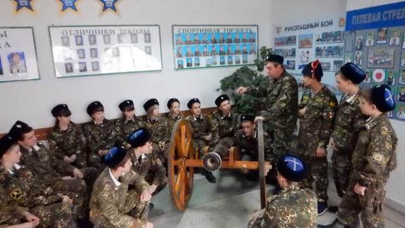 Кадетам-ермоловцам рассказали об истории старинной пушки