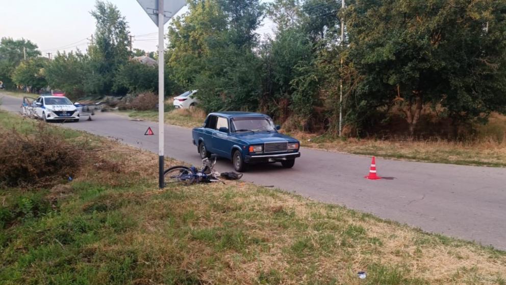 В селе Елизаветинском на Ставрополье машина сбила велосипедиста
