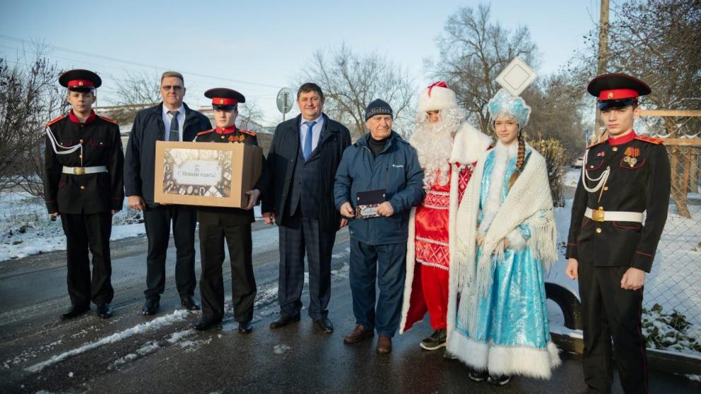 Глава Прикумья поздравил ветеранов округа с наступающими праздниками