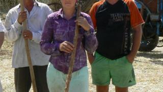 Кормозаготовитель Александр Сердюков 22 года занимается скирдованием