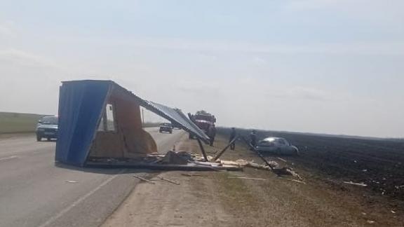 На Ставрополье дом упал на движущийся автомобиль