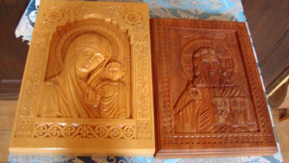 В Ессентукской городской больнице появились две тактильные иконы – Спасителя и Божией Матери